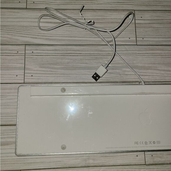 Genuine Apple A1243 White Wired Mac Standard USB Keyboard With Numeric Keypad - Picture 4 of 11